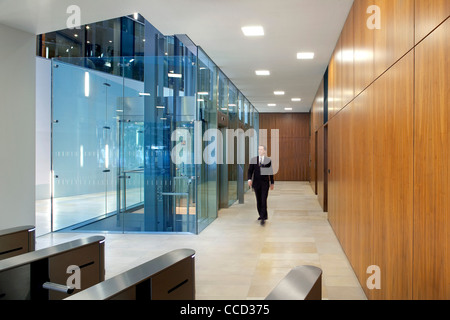 SHEPPARD ROBSON, ONE SOUTHAMPTON ROW, LONDON, 2010, INTERIOR LOBBY MIT DREHKREUZEN Stockfoto