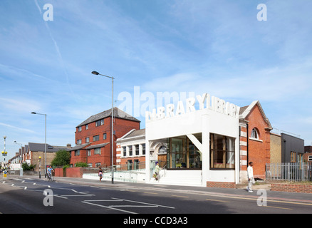 Thornton Heath Bibliothek hat nach einer 1,5 M Gbp Sanierung entworfen von Fett wieder geöffnet. Die Bibliothek enthält eine neue Pre-Cast Stockfoto