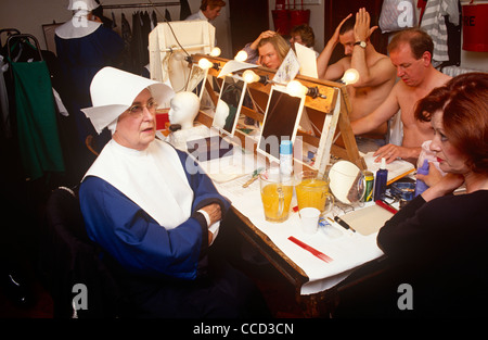 Dramatische Laiendarstellern sitzen Anwendung Make-up und Proben Dialog vor deren lokale Produktion des Bonaventura. Stockfoto