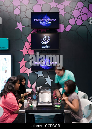 ZAIN TELEFON SHOP FUTUREBRAND SEEF MALL BAHRAIN 05 / 09-KINDER IN DER ZONE ERSTELLEN Stockfoto