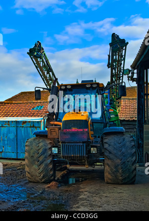 Traktor und alten Scheunen Stockfoto