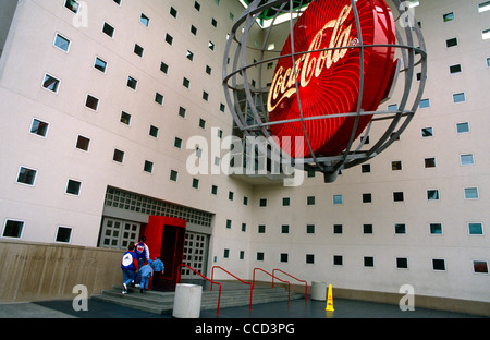 Besucher betreten das Unternehmen Coca-Cola-Museum in Atlanta der Hauptsitz des Unternehmens. Stockfoto