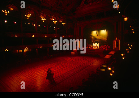 Ein älteren Ehepaar im Ruhestand Tanz auf der Breite aber dunkel beleuchtet Tanzfläche an Blackpool Tower Ballroom, England. Stockfoto