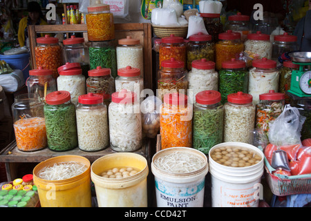 Eingelegtes Gemüse zum Verkauf auf dem Markt in Dalat Vietnam Stockfoto