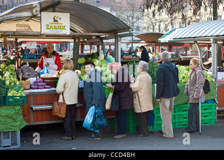 Kunden, die Schlange, um Gemüse im Zentralmarkt in Ljubljana/Slowenien zu kaufen. Stockfoto