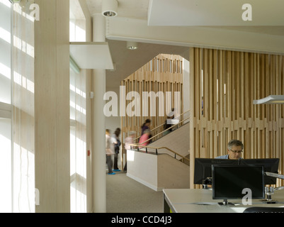 DIE WOODLAND TRUST HQ FEILDEN CLEGG BRADLEY STUDIOS GRANTHAM NOV 2010 BLICK VOM GROßRAUMBÜRO BIS TREPPE Stockfoto