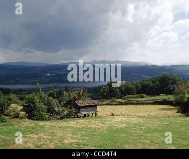 Spanien. Galizien. Überblick über eine typische galicische Landschaft mit Reservoir Das Conchas im Hintergrund. Stockfoto