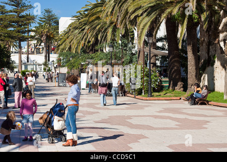 Urban-Szene in Tarifa, Spanien, Costa De La Luz, Cádiz, Andalusien, Spanien. Stockfoto