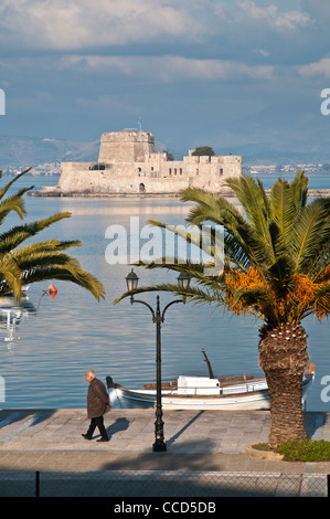 Der Hafen von Nafplio mit der Bourtzi Insel und Festung im Hintergrund, Argolis, Peloponnes, Griechenland. Stockfoto