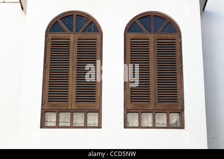 Detail des Gebäudes nach außen, braune Holzfenster. Tarifa, Spanien, Costa De La Luz, Cádiz, Andalusien, Spanien. Stockfoto
