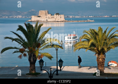 Der Hafen von Nafplio mit der Bourtzi Insel und Festung im Hintergrund, Argolis, Peloponnes, Griechenland. Stockfoto