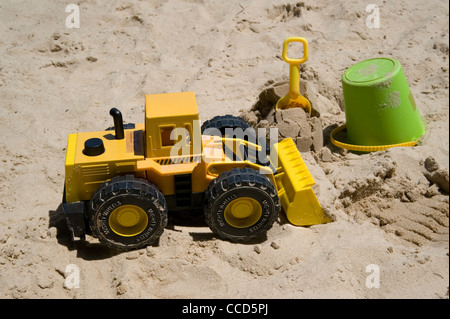 Spielzeug Bagger im Sandkasten Stockfoto