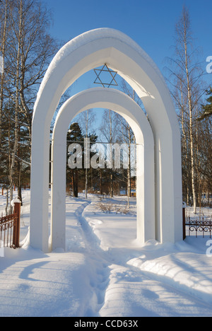 Tore des jüdischen Friedhofs im Winter in Petrosawodsk, Russland Stockfoto