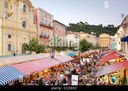 Abenddämmerung Blick auf dem Cours Saleya, ein Füllhorn an Open-Air-Cafés und Frischmarkt in Nizza an französischens Mittelmeerküste Stockfoto