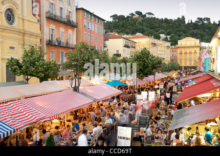 Abenddämmerung Blick auf dem Cours Saleya, ein Füllhorn an Open-Air-Cafés und Frischmarkt in Nizza an französischens Mittelmeerküste Stockfoto