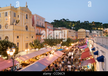 Abenddämmerung Blick auf dem Cours Saleya, ein Füllhorn an Open-Air-Cafés und Frischmarkt in Nizza an französischens Mittelmeerküste Stockfoto