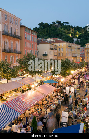 Abenddämmerung Blick auf dem Cours Saleya, ein Füllhorn an Open-Air-Cafés und Frischmarkt in Nizza an französischens Mittelmeerküste Stockfoto