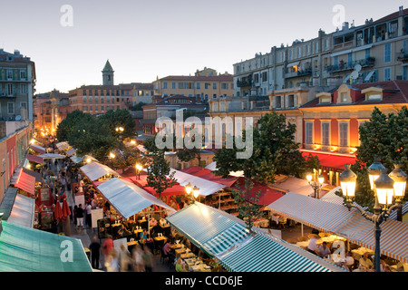 Abenddämmerung Blick auf dem Cours Saleya, ein Füllhorn an Open-Air-Cafés und Frischmarkt in Nizza an französischens Mittelmeerküste Stockfoto