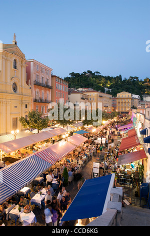 Abenddämmerung Blick auf dem Cours Saleya, ein Füllhorn an Open-Air-Cafés und Frischmarkt in Nizza an französischens Mittelmeerküste Stockfoto