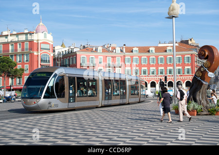 Straßenbahn läuft durch die Place Massena in Nizza an der Mittelmeerküste in Südfrankreich. Stockfoto