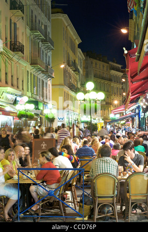 Nächtliche Aussicht Café Gönner in der Fußgänger Zone der Rue Massena in Nizza an der Mittelmeerküste in Südfrankreich. Stockfoto