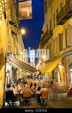 Nächtlichen Blick auf die Straßen und Cafés in der Altstadt von Nizza an der Mittelmeerküste in Südfrankreich. Stockfoto
