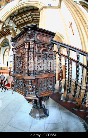 Wunderschön geschnitzte Jacobean Kanzel, Pfarrkirche St. Cuthbert, Wells, Somerset, England. Stockfoto