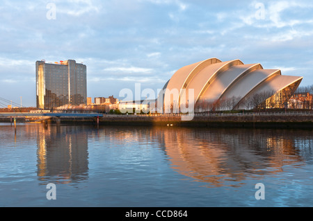 Crown Plaza Hotel reflektiert auf River Clyde bei Sonnenaufgang mit Bells Brücke & SECC Armadillo Glasgow Schottland Stockfoto
