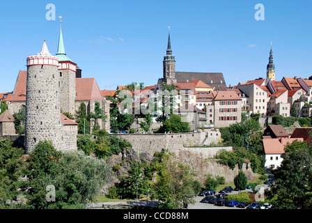 Altstadt mit alten Wasser-Art Gebäude, Kirche St. Michael, Dom und Rathaus von Bautzen. Stockfoto