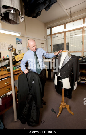 Maßgeschneiderte Anpassung an Kilgour auf Savile Row, London, Großbritannien. Foto: Jeff Gilbert Stockfoto