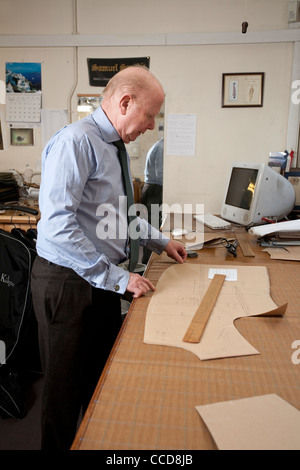 Maßgeschneiderte Anpassung an Kilgour auf Savile Row, London, Großbritannien. Foto: Jeff Gilbert Stockfoto