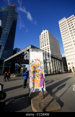 BERLIN, DEUTSCHLAND. Ein Teil der Berliner Mauer am Potsdamer Platz. 2012. Stockfoto