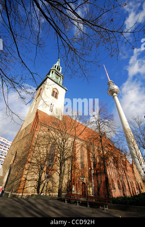 BERLIN, DEUTSCHLAND. Die Marienkirche, älteste Pfarrkirche Berlins mit Fernsehturm auf dem Alexanderplatz hinter (Fernsehturm). 2012 Stockfoto