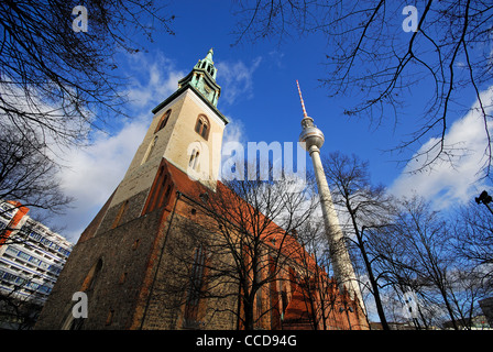 BERLIN, DEUTSCHLAND. Die Marienkirche, älteste Pfarrkirche Berlins mit Fernsehturm auf dem Alexanderplatz hinter (Fernsehturm). 2012 Stockfoto