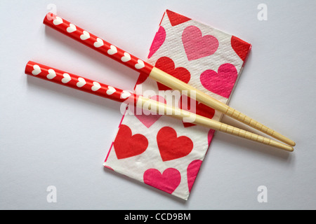 Herz Stäbchen auf Serviette mit Herz auf weißem Hintergrund platziert - Begriff der Romantik romantisch Essen für Valentinstag, Valentinstag Stockfoto