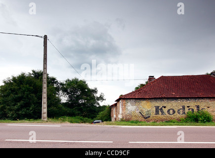 Alte Kodak Werbung Wandbild auf Bauernhaus Wand im ländlichen Frankreich Weitblick Stockfoto