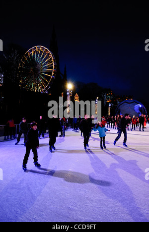 Menschen, die Eislaufen auf der Kunsteisbahn in den Princes Street Gardens in Edinburgh während des Winter-Festivals Stockfoto