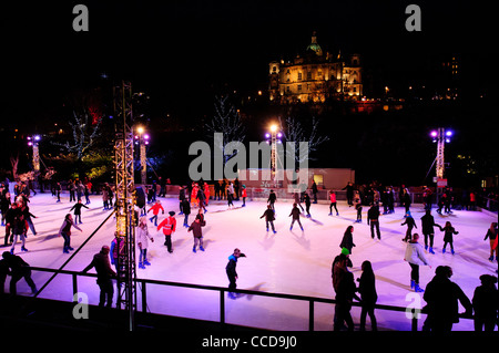 Menschen, die Eislaufen auf der Kunsteisbahn in den Princes Street Gardens in Edinburgh während des Winter-Festivals Stockfoto