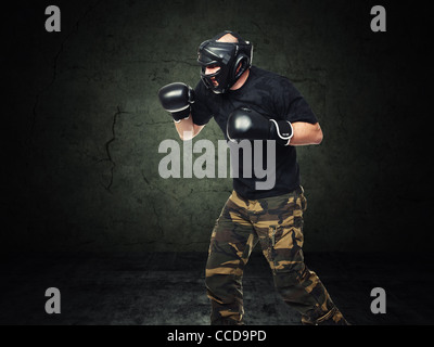 Krav Maga Athete und Grunge Hintergrund Stockfoto