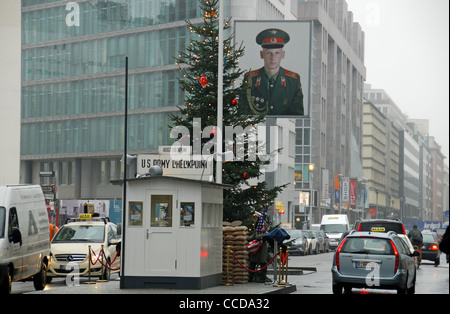 BERLIN, DEUTSCHLAND. Der Standort des ehemaligen Checkpoint Charlie an einem grauen, kalten Wintermorgen. 2012. Stockfoto