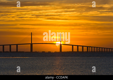 Sonnenaufgang über Bob Graham Sunshine Skyway Bridge eine Schrägseilbrücke über Tampa Bay, Florida, Stockfoto