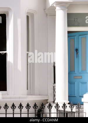 PRIVATES HAUS IN WEST LONDON. UMBAU, ERWEITERUNG UND UNGEWÖHNLICHES INTERIEUR VON DEN ARCHITEKTEN FOSTER LOMAS Stockfoto