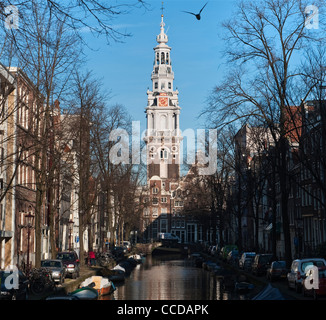 Am Ende des Groenburgwal-Kanals in Amsterdam, Niederlande, steht die Zuiderkerk-Kirche aus dem 17. Jahrhundert Stockfoto