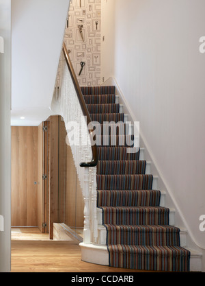 PRIVATES HAUS IN WEST LONDON. UMBAU, ERWEITERUNG UND UNGEWÖHNLICHES INTERIEUR VON DEN ARCHITEKTEN FOSTER LOMAS Stockfoto