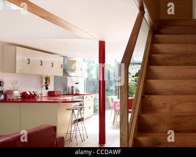 PRIVATES HAUS IN WEST LONDON. UMBAU, ERWEITERUNG UND UNGEWÖHNLICHES INTERIEUR VON DEN ARCHITEKTEN FOSTER LOMAS Stockfoto