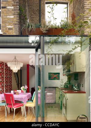 PRIVATES HAUS IN WEST LONDON. UMBAU, ERWEITERUNG UND UNGEWÖHNLICHES INTERIEUR VON DEN ARCHITEKTEN FOSTER LOMAS Stockfoto