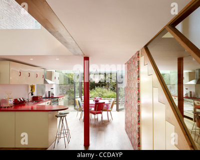 PRIVATES HAUS IN WEST LONDON. UMBAU, ERWEITERUNG UND UNGEWÖHNLICHES INTERIEUR VON DEN ARCHITEKTEN FOSTER LOMAS Stockfoto