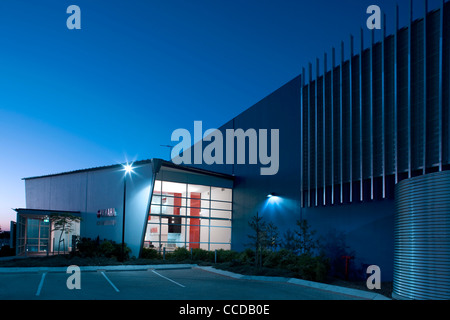 Yamaha Büro Brisbane Queensland Biscoe Wilson Architekten Marine Training Facility Blick auf Eingang bei Dämmerung zeigt metaal Stockfoto