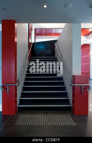 Yamaha-Büro, Brisbane, Queensland, Biscoe Wilson Architekten, Marine Schulungseinrichtung rot verkleidet, die Verkleidung mit Treppe Stockfoto