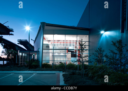 Yamaha Büro Brisbane Queensland Biscoe Wilson Architekten Marine Training Anlage niedriger Dämmerung geschossen der Eingang mit der Hälfte Stockfoto